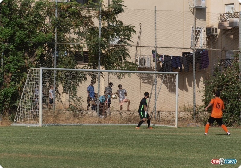 לא היה לו סיכוי. בן דוד צופה איך הכדור של סנקר פוגש את הרשת (אלון יהודיוף)