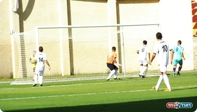 עכו לחצה מן הפתיחה. הנגיחה של אבוריא הולכת החוצה (צילום: אמיר שיבי)