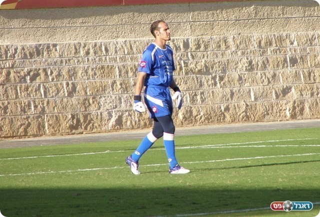 לא נאלץ למתוח את אבריו. כראים (צילום: אמיר שיבי)