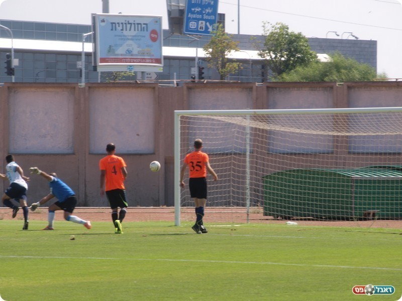 עשה את הספתח. אלוני נוגח את הראשון (אלון יהודיוף)