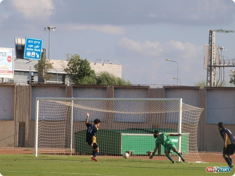 קומדיה של טעויות. אזולאי מתקשה להרחיק את הכדור (אלון יהודיוף)