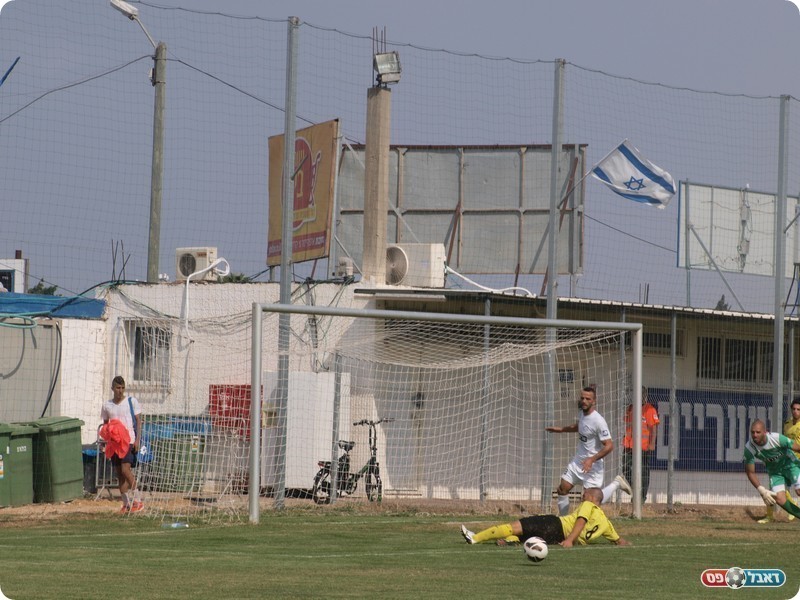 הוד השרון הייתה מסוכנת יותר. לוזון מפספס את הכדור.