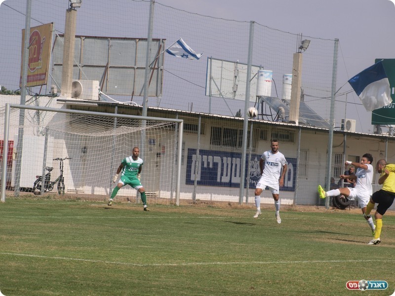 וגם בועט החוצה