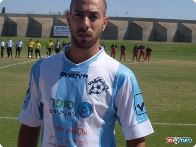 התחפשו לארגנטינה. צחי לוי "מדגמן" את התלבושת של הפועל בת ים.