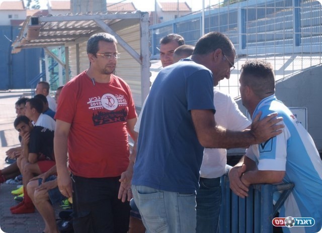 וע"י אנשי האצטדיון ליד הספסל של נחלת.