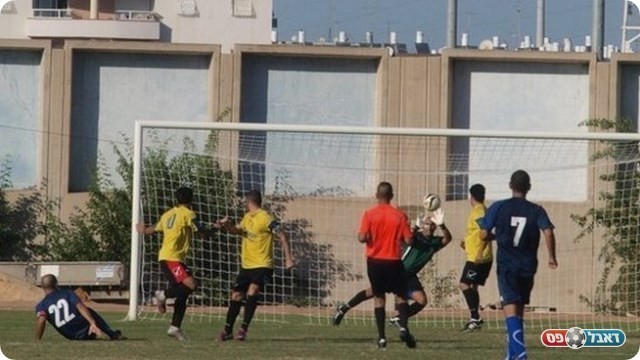 כמעט השני. ביטון הודף את הבעיטה של אסולין. 