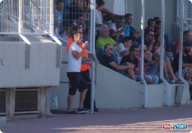 ורואה את המשך המשחק מהיציע. 