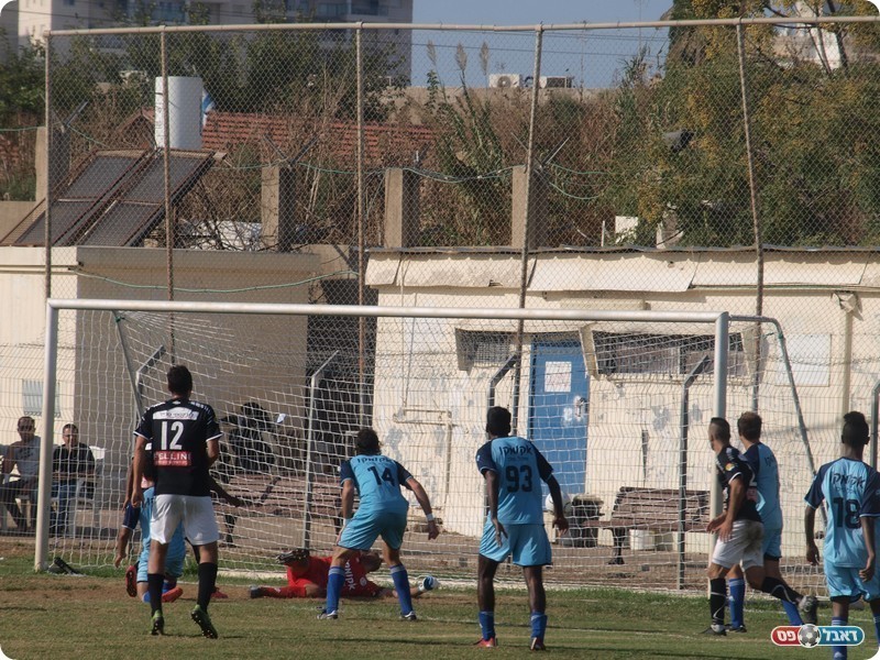 ברנו (מוסתר) מכניע את שרון (אלון יהודיוף)