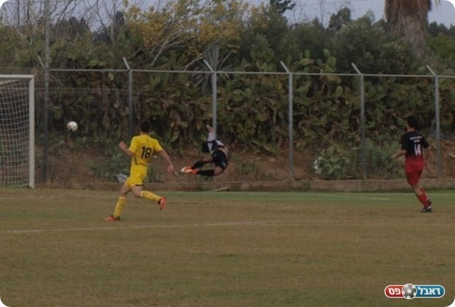 לא נכנס. הכדור של יונה טס החוצה.