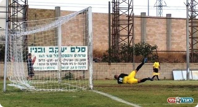 לא דגדג אותו. למל קולט את הכדור של אשכנזי.