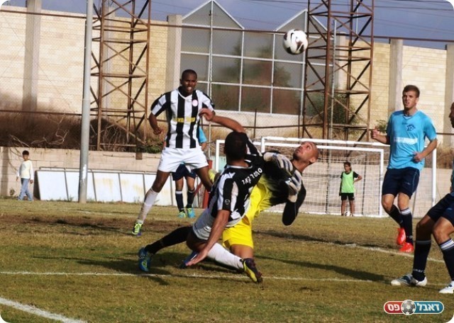 איפה הכדור? למל וקרגולה בעימות חזיתי. 