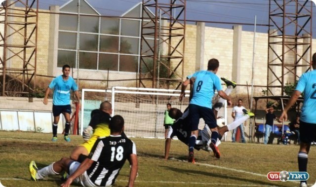 אולי בפעם הבאה. זנה לא ממש מצליח לעשות את המספרת.