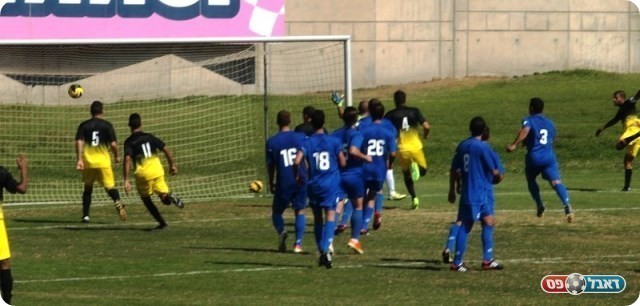 בלם כובש. ברזילי (קיצוני מימין) יורה פנימה. 