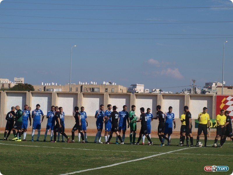 רגע היסטורי. לחיצות הידיים לפני המשחק.  (אלון יהודיוף)