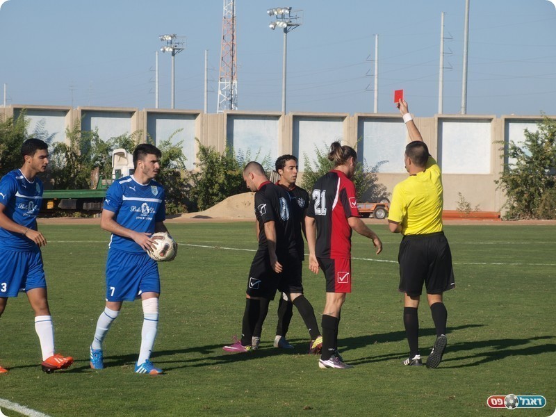 אדום מיותר. אשכנזי (מספר 8) מורחק. (אלון יהודיוף)
