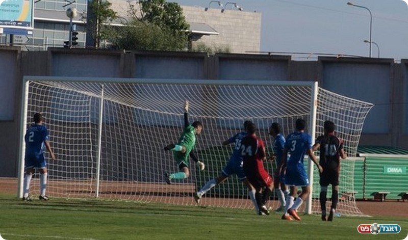 כמעט השני. הכדור של בן חיים נהדף מהמשקוף. 