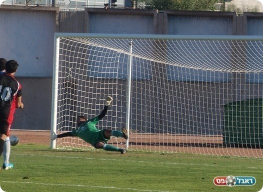 לא נכנס. הכדור של ביטון פוגש את הקורה. 
