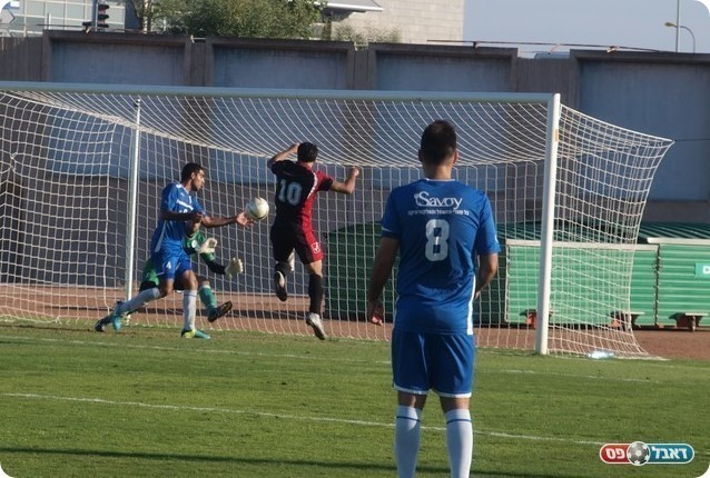 אך שמשי נוגח פנימה מההגבהה של אלוני. 