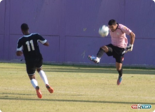 אני ראשון. שערי מרחיק את הכדור לפני שדגו מגיע