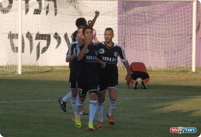 שחוגג גם הוא עם החבר'ה. 