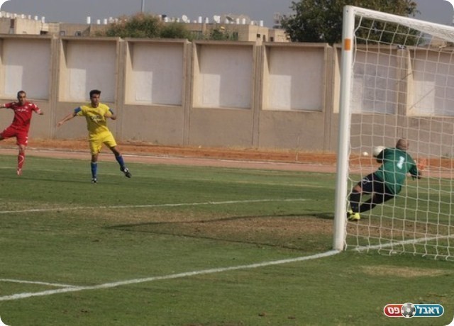 לא גול. זראי מפציץ לקורה.