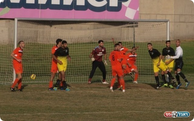 גם הוא עלה למעלה. למל (במרכז בלבן) רואה את הכדור מורחק.