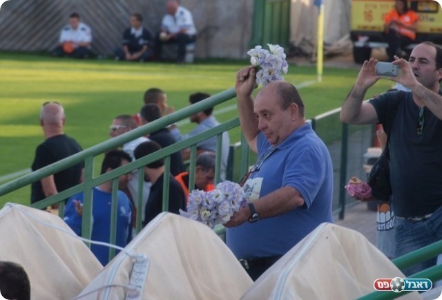 דבר אליי בפרחים. בוקי נאה מתכונן לשיגור.