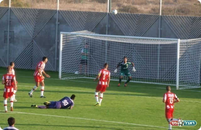 עוד החמצה. קאינדה נוגח החוצה.