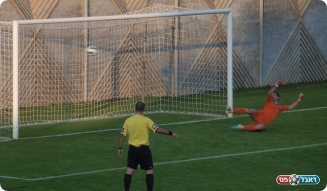 וסופג את הפנדל של חודדה. 