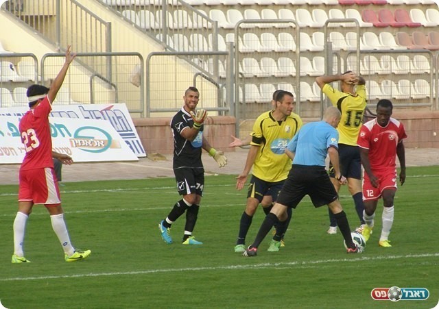 פנדל מוצדק. לייבה מצביע על הנקודה הלבנה (צילום: אמיר שיבי)