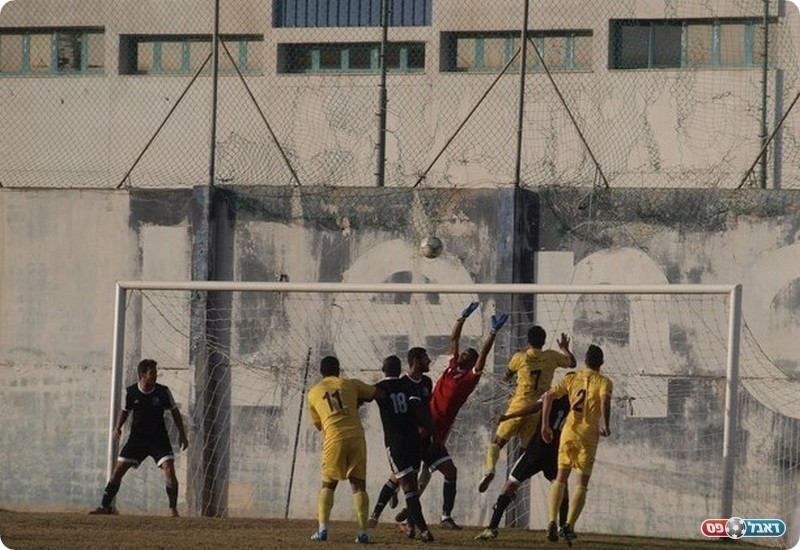 סגר עניין. הכדור של בן סלמון עובר את כולם בדרך לרשת (אלון יהודיוף)