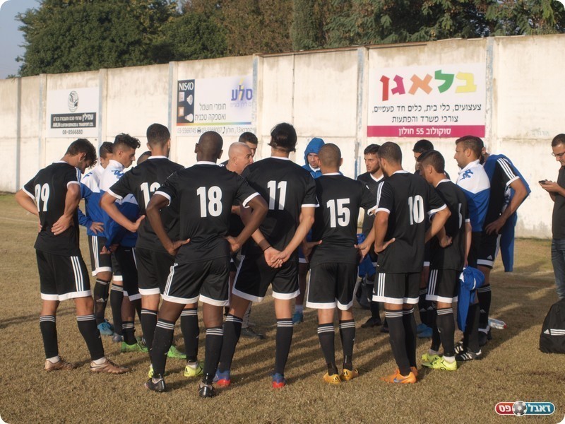 קבוצה לפליאוף עליון? בכר ושחקניו בסיום המשחק (אלון יהודיוף)