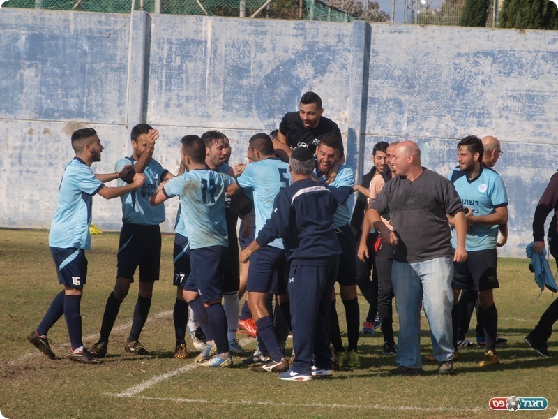 שחקני ב"ש חוגגים ניצחון על כפר שלם (אלון יהודיוף)