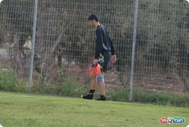 ויורד מאוכזב מהמגרש.