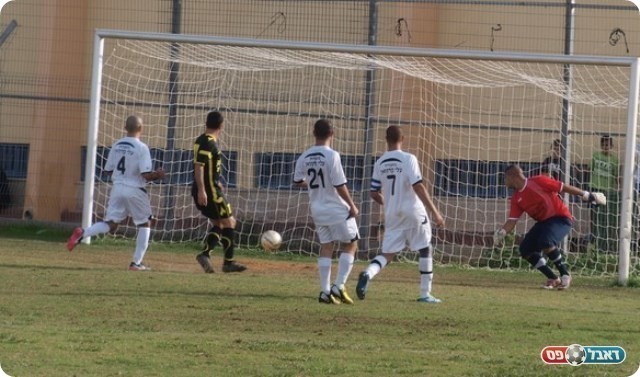 השישי ברשת. הכדור של מכיס בדרך לרשת.