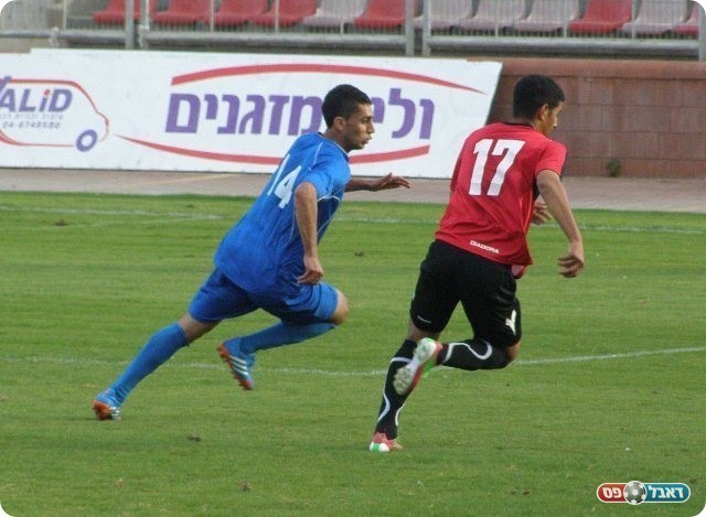 אין אף קבוצה מושלמת. חוסאם טהא (באדום) ובילאל סבע (צילום: אמיר שיבי)