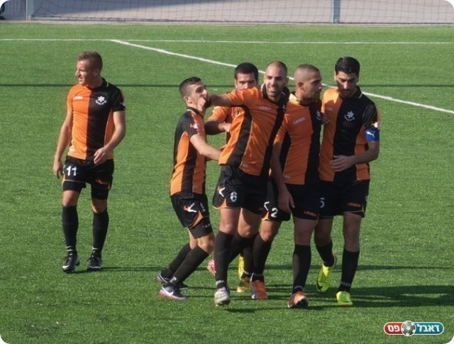 שחוגג עם החברים. 