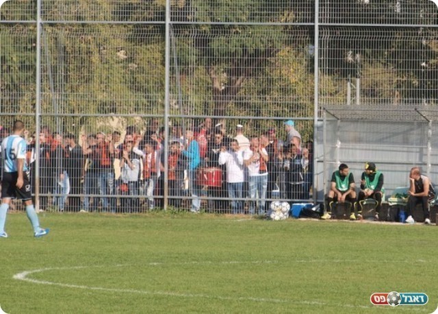 התמקמו מאחורי הספסל של כפ"ס. אוהדי מלאכי. 