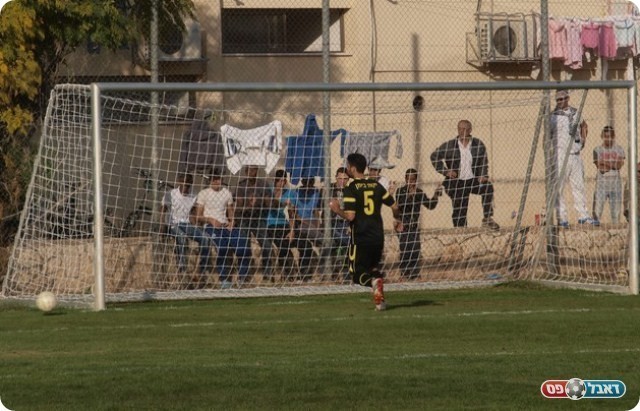 כמעט השלישי. הכדור של ננו חומק החוצה. 