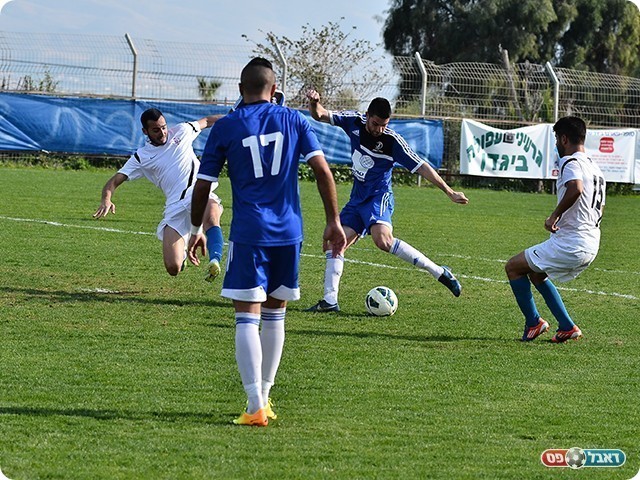 רוטשטיין מנסה את מזלו (צילום: ארנון לוי)