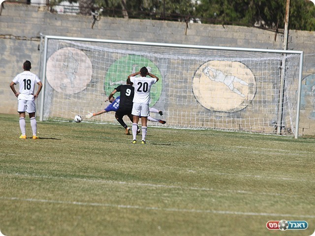 שאולוב כובש בפנדל (צילום: שלומי גבאי)