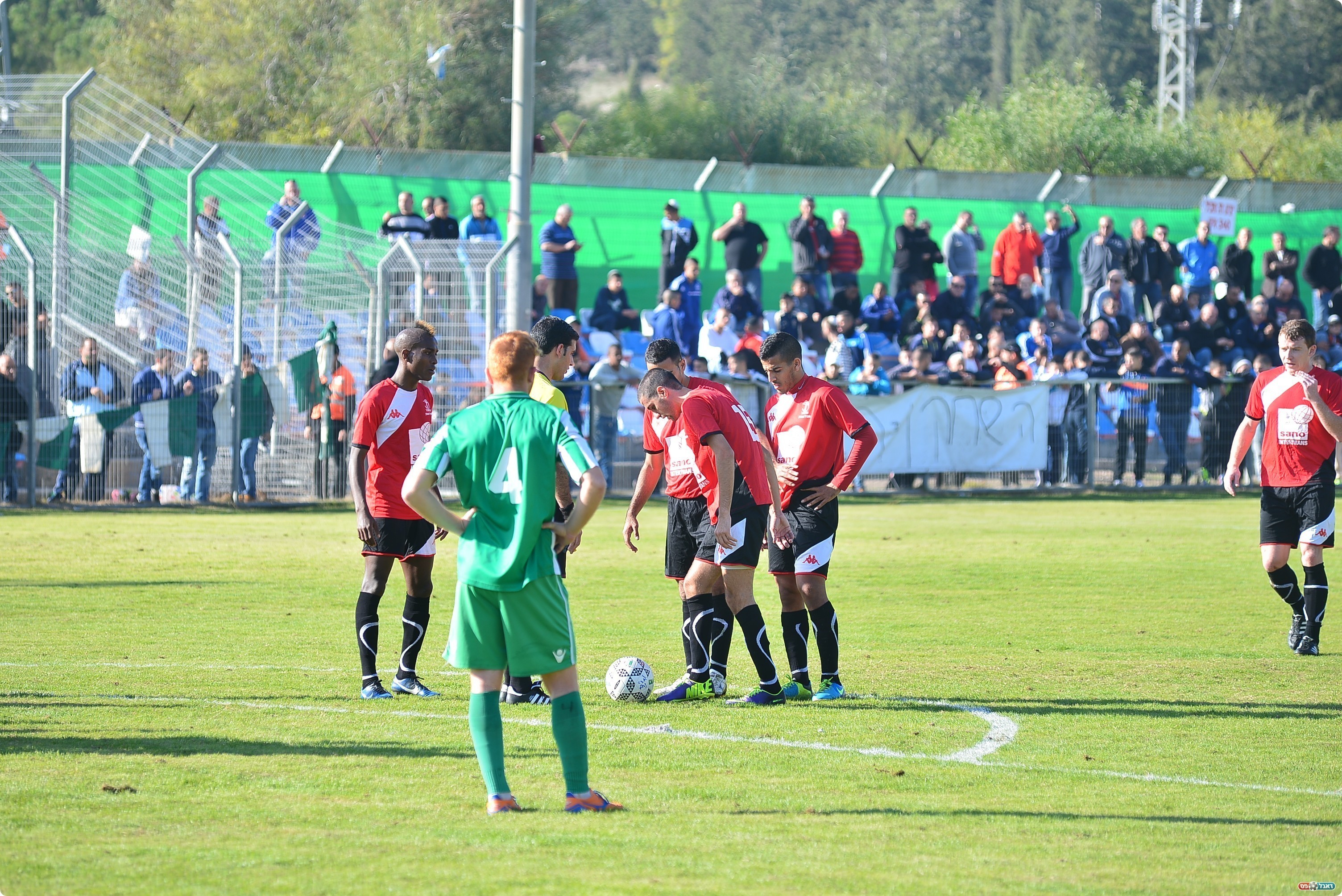 שחקני מגדל מנסים לחזור (צילום: שי בן סימון)