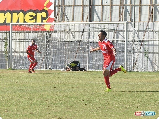 עומרי טויל כובש את הראשון (צילום: קובי פורטל)