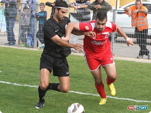 דנין במאבק על הכדור (צילום: שלומי גבאי)