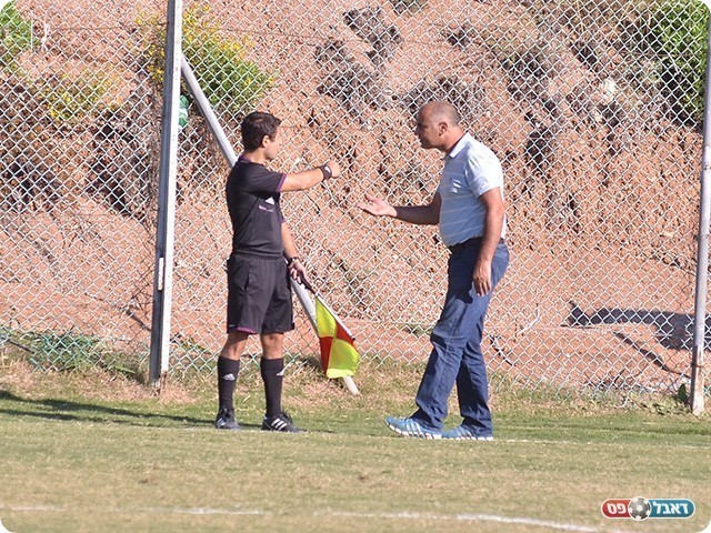 דין ודברים בין יו"ר כרמיאל/צפת לבין קוון המשחק (צילום: ארנון לוי)