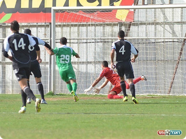 מנו לא מצליח להדוף (צילום: קובי פורטל)