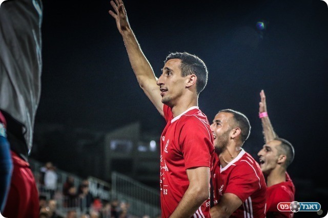 עומר בוארון מנווט את הקהל (וואסים מוואסי)