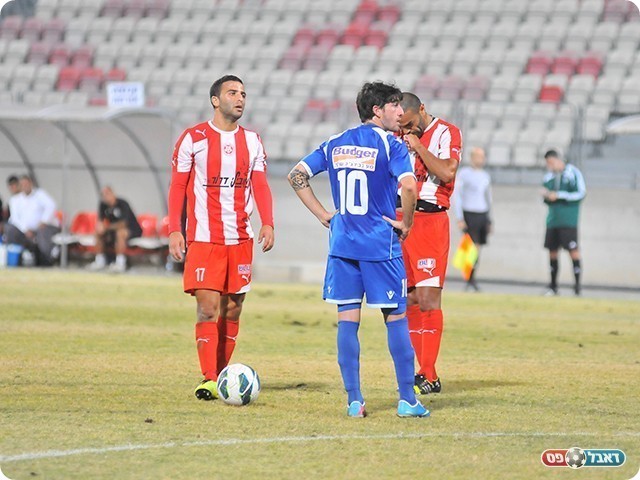 יהודה ז'אנו מכוון לפני הבעיטה (צילום: ארנון לוי)