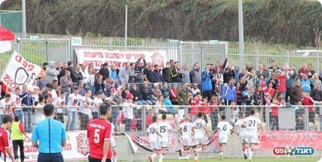 שחקני טירה חוגגים