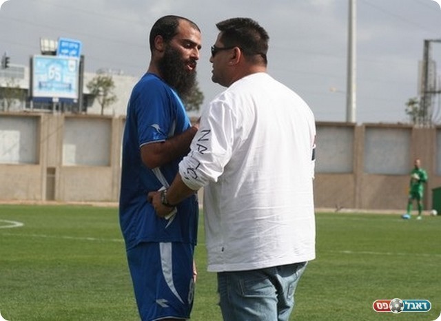 אלפסי גוער בכהן צדק. כמו אב ובן